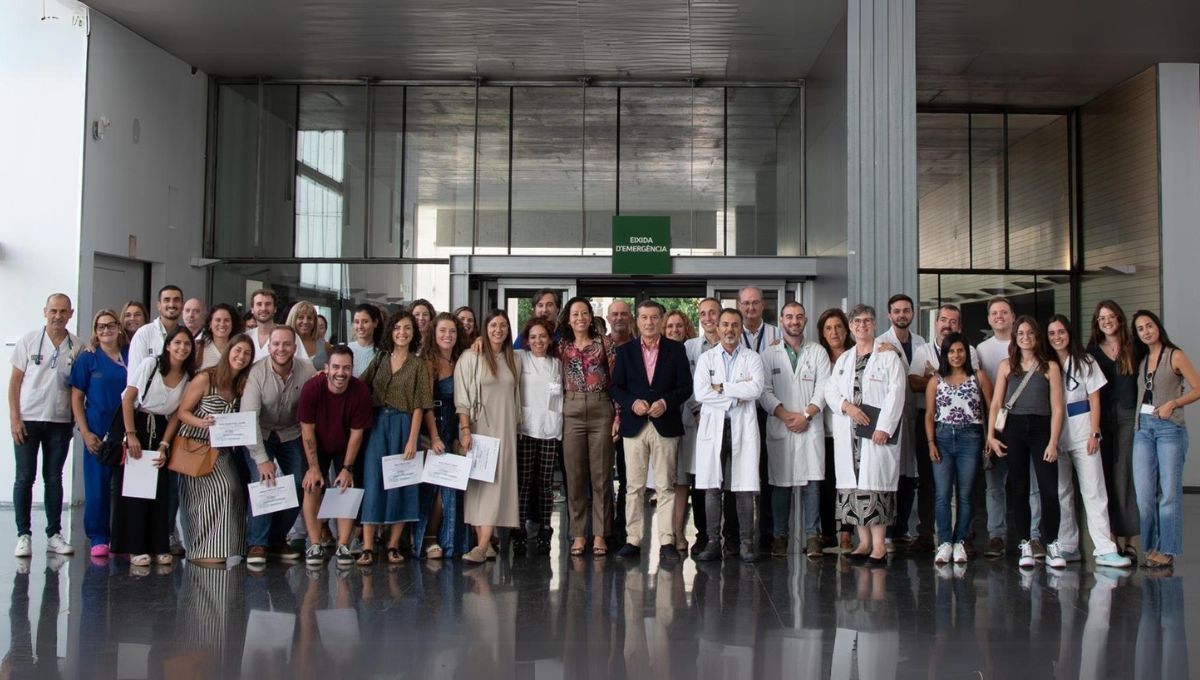 Marciano Gómez junto a los médicos que cubrirán algunas de las zonas de difícil cobertura en la Comunidad Valenciana (Fuente: GVA)