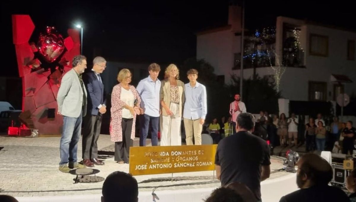 Acto en memoria y recuerdo del médico fallecido una escultura situada en una rotonda de la localidad renombrada como “Donantes de Sangre y Órganos José Antonio Sánchez Román” (Fuente: Junta de Andalucia)