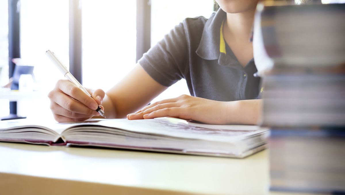 Médico extracomunitario estudiando para el examen que exige el Ministerio de Sanidad (FOTO: Freepik)