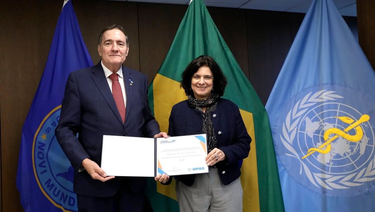 Doctor Jarbas Barbosa, director de la OPS sujeta el documento que certifica a Brasil como país libre de la enfermedad. (Foto: OPS)