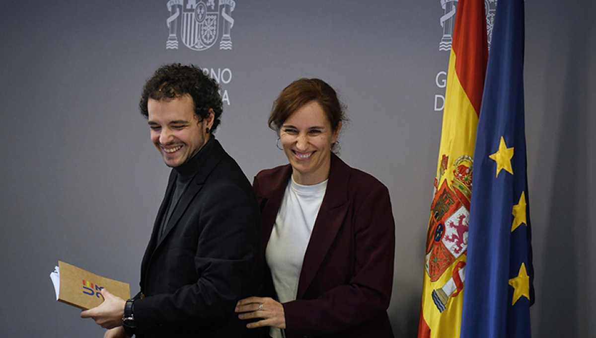 El director General de Salud Pública y Equidad en Salud, Pedro Gullón Cosio y la ministra de Sanidad, Mónica García (Foto: Fernando Sánchez/ EP)