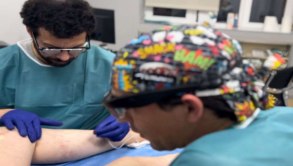 Los doctores Crespo y Hermosín tratando las varices de una paciente (Foto: Quirónsalud)