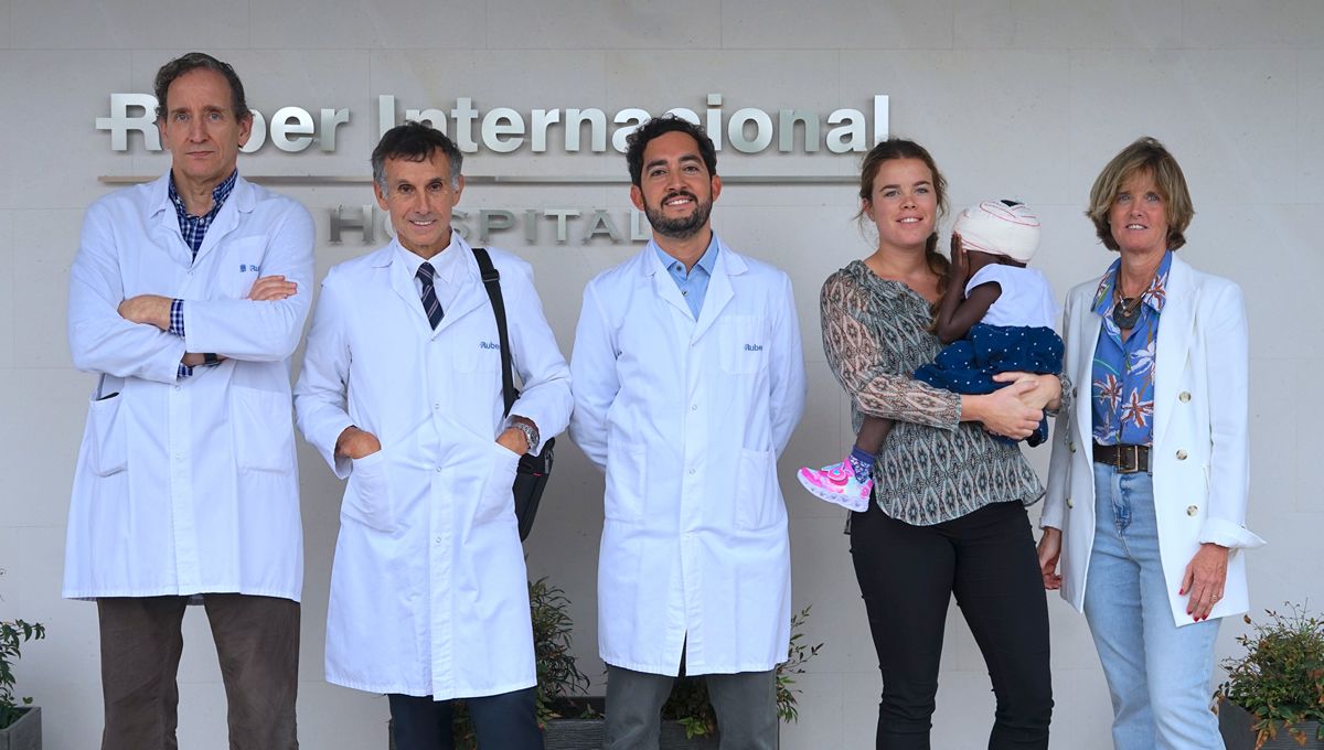 Equipo cirujanos de la malformación encefalocele y voluntarios de la fundación Kyrikú (Foto: Quirónsalud)