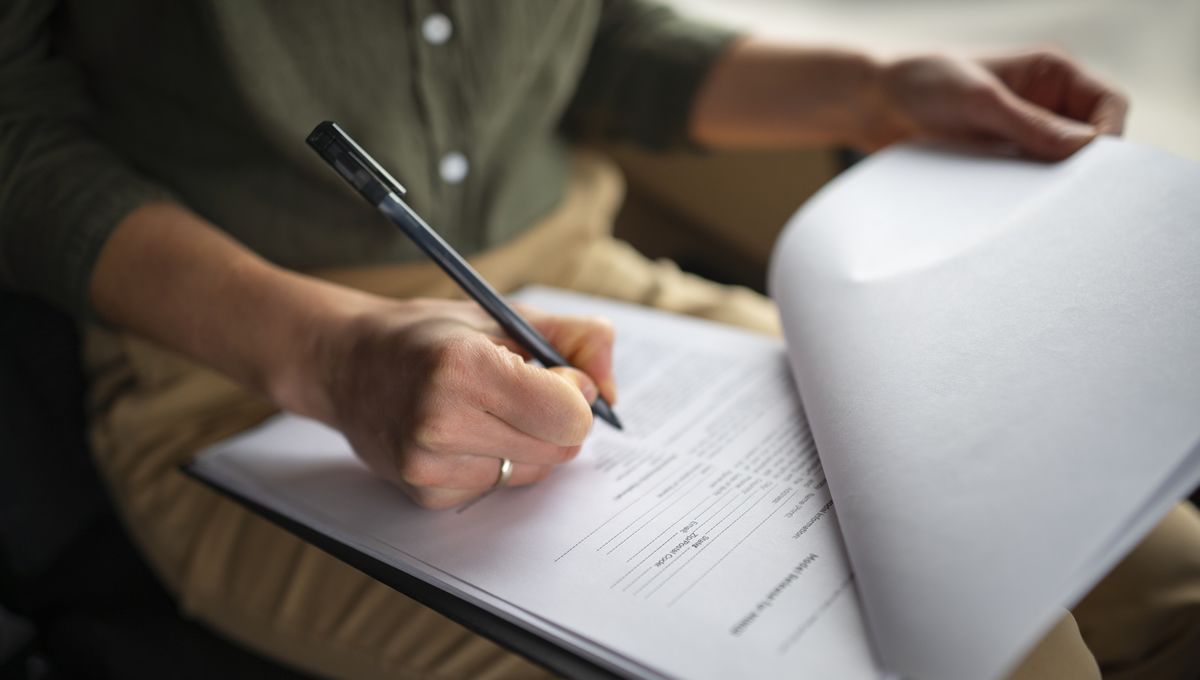 Médico extracomunitario haciendo el examen de homologación de su título de especialista (FOTO: Freepik)