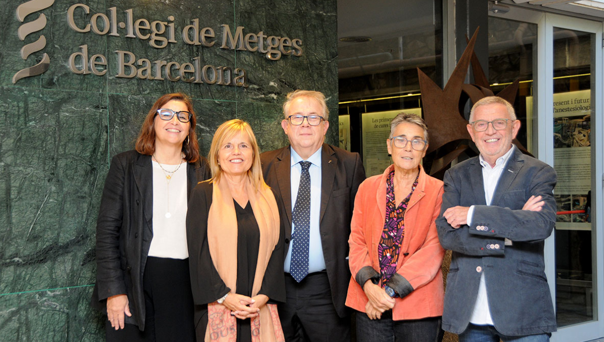 La consejera de Salud, Olga Pané, junto a responsables del Colegio de Médicos de Barcelona tras el encuentro que han mantenido. (CoMB)