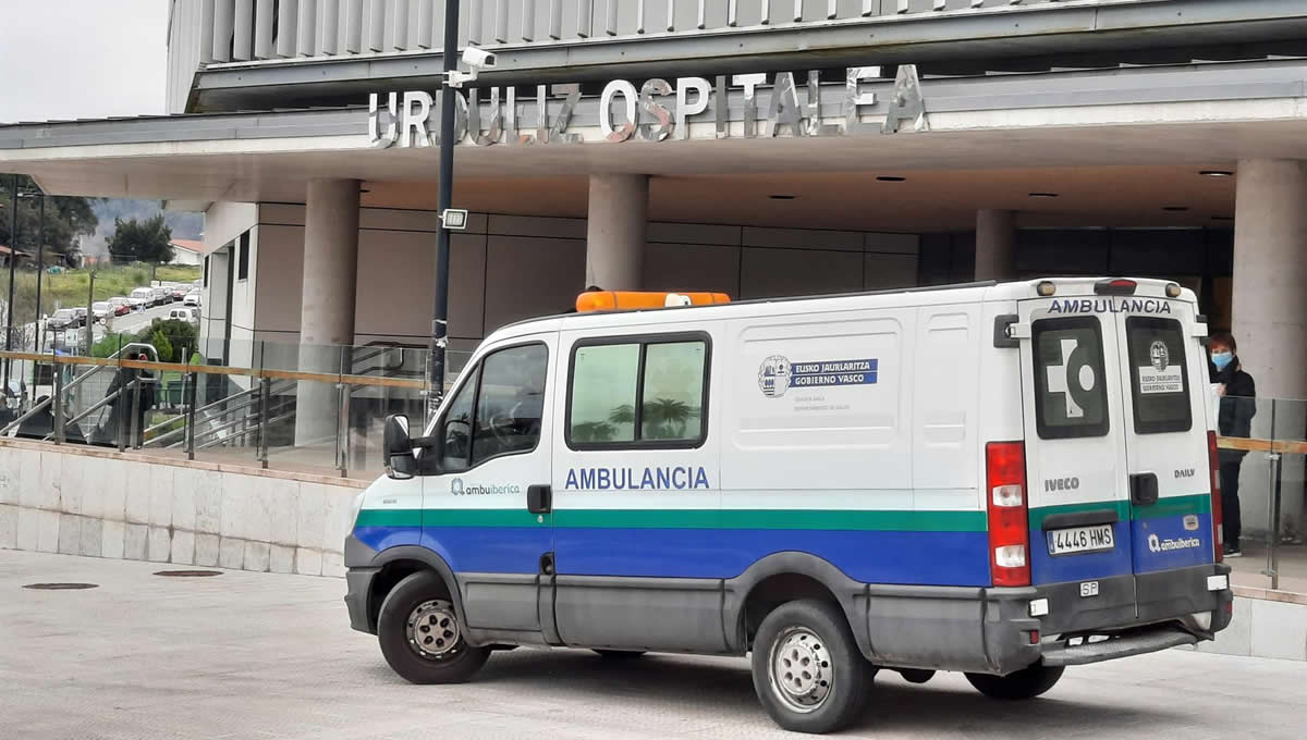 Ambulancia ante el Hospital de Urduliz donde han tenido lugar algunas quejas. (Foto: Europa Press)