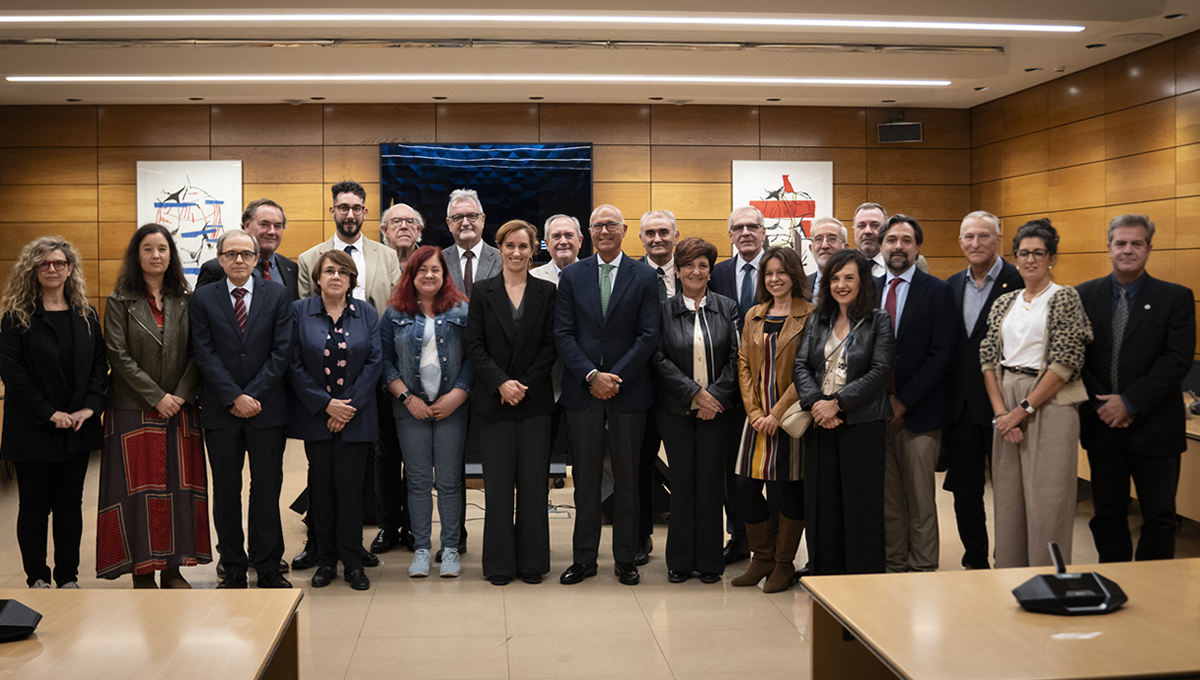 La ministra de Sanidad, Mónica García, con los decanos de las facultades de Medicina (Foto: Sanidad)