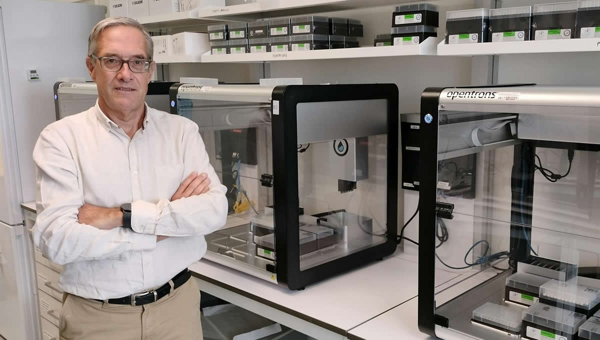 Juan Echevarría, en uno de los laboratorios de su grupo de investigación, en el Centro Nacional de Microbiología del ISCIII (Foto: ISCIII)