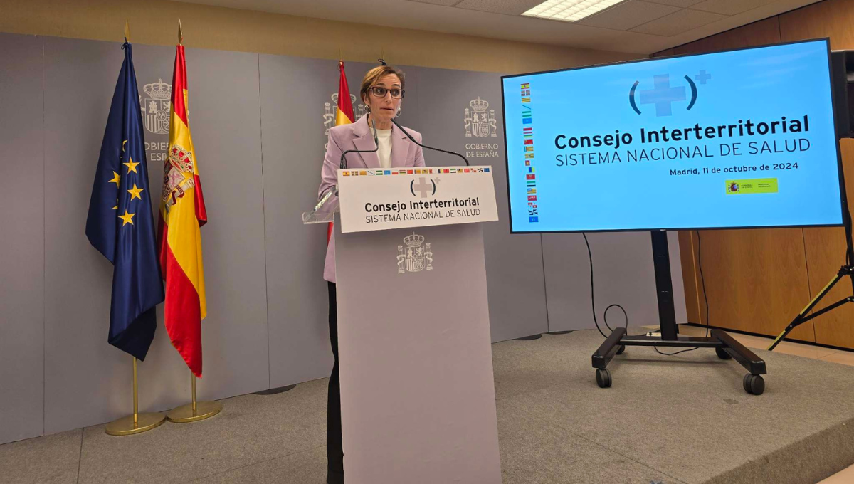 La ministra de Sanidad, Mónica García, atiende a los medios tras el CISNS. (Javier Leunda)