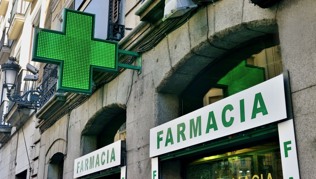 Exterior de una farmacia con servicio de dietética y nutrición (Fuente: Canva)