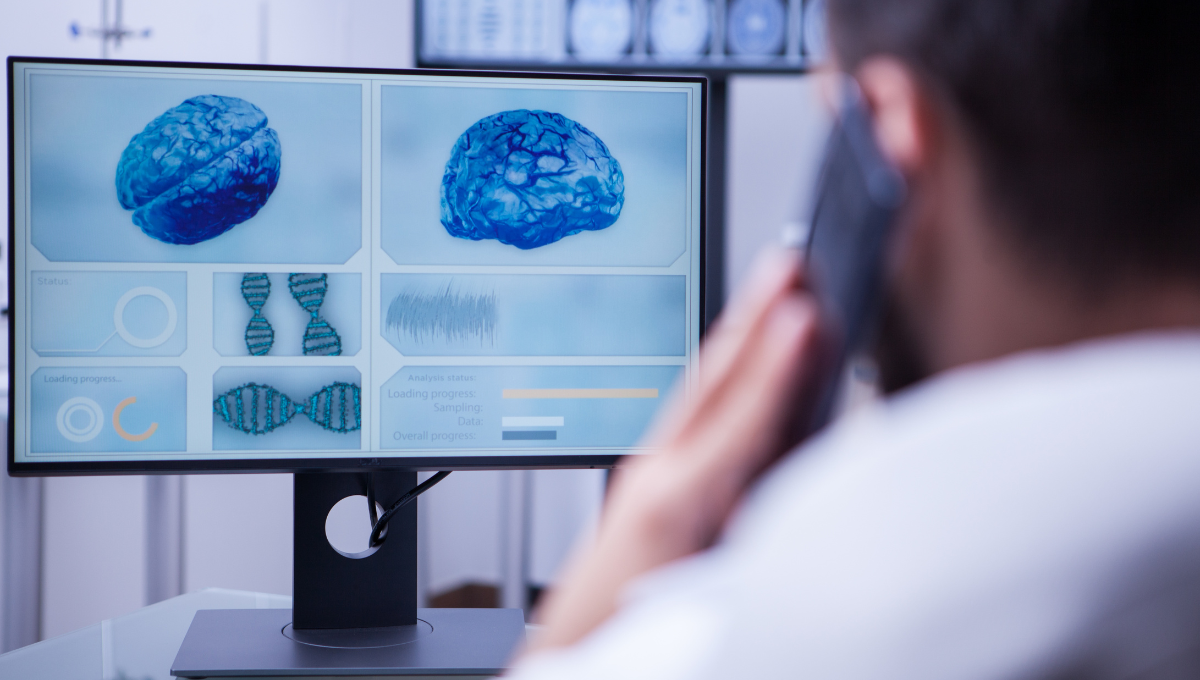 Profesional sanitario estudiando el cerebro de un paciente con alzhéimer (Foto. Freepik)