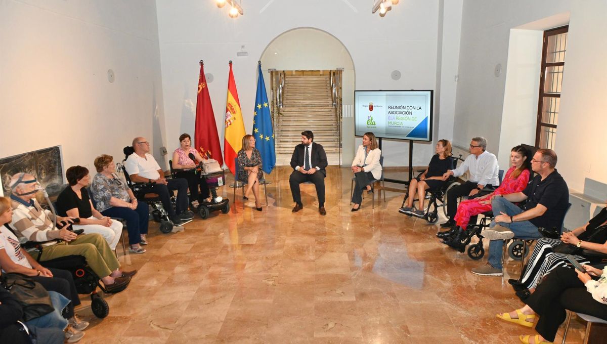 El presidente de la Región de Murcia, Fernando López Miras, con los pacientes con ELA (Foto. EP)