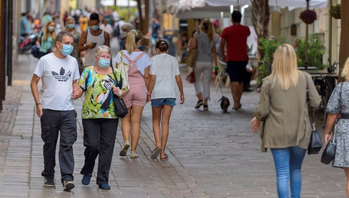 Gente con mascarilla paseando por la calle Teobaldo Power, en Santa Cruz de Tenerife (Foto: Ayuntamiento de Santa Cruz de Tenerife)