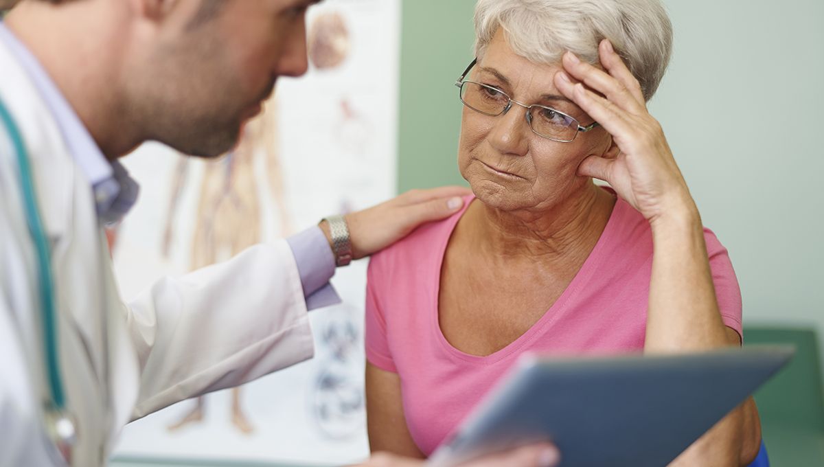 Mujer con dolor neuropático en consulta médica (Foto. Freepik)