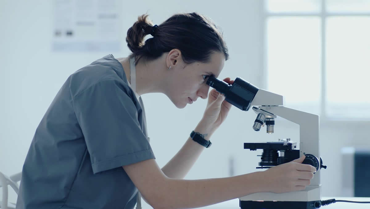 Investigadora en un centro de Andalucía mirando a través de un microscopio. (Foto: EP)