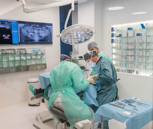 Dr. Ángel Fernández Bustillo, Cirujano Oral y Maxilofacial durante una intervención (Foto cedida a ConSalud)