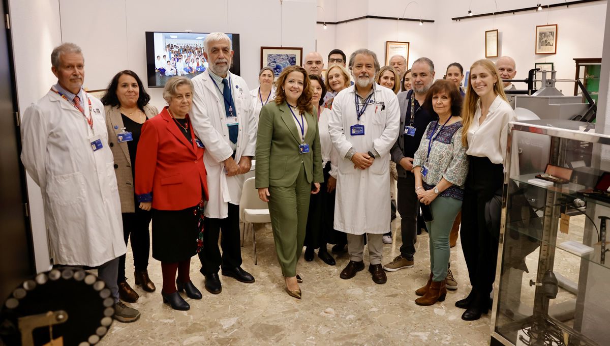 Fátima Matute visita la exposición de la que es protagonista la sanidad pública madrileña. (Foto: Comunidad de Madrid)