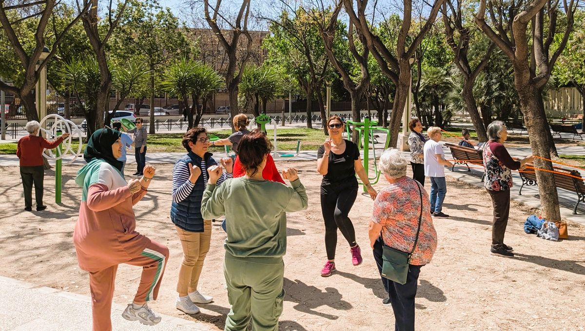 "Muévete: tu programa de ejercicio terapéutico en los parques" iniciativa del Hospital Universitario del Vinalopó (Foto: Grupo Ribera)