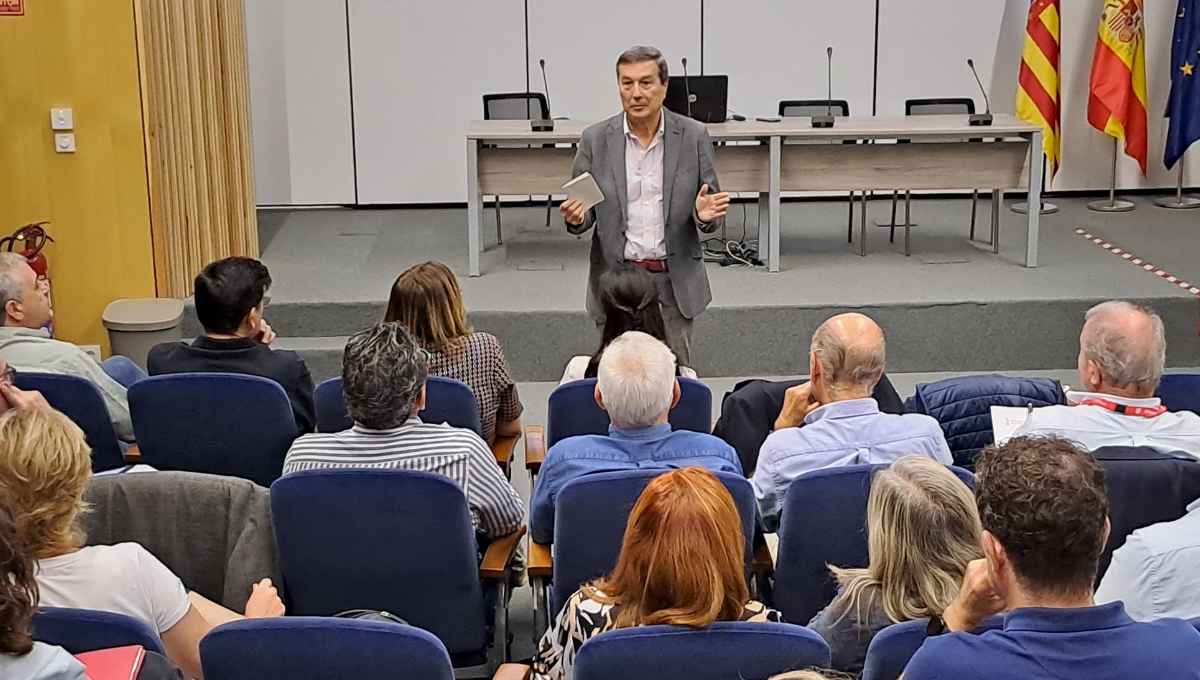 El consejero de Sanidad, Marciano Gómez, junto a profesionales sanitarios valencianos. (GV)