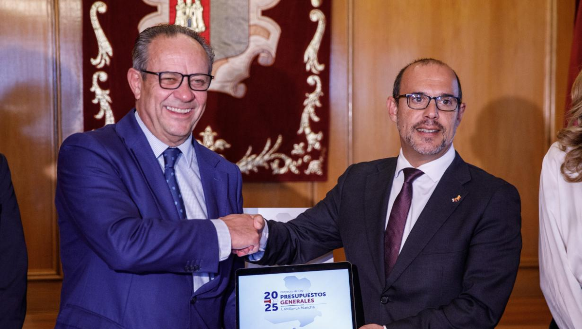 El consejero de Hacienda de Castilla-La Mancha, Juan Alfonso Ruiz Molina, junto al director general de Presupuestos, Isidro Hernández. (CLM)