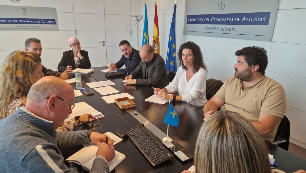 Concepción Saavedra, consejera de Salud del Principado de Asturias, reunida con los secretarios generales de UGT y CCOO (Foto. AsturSalud)