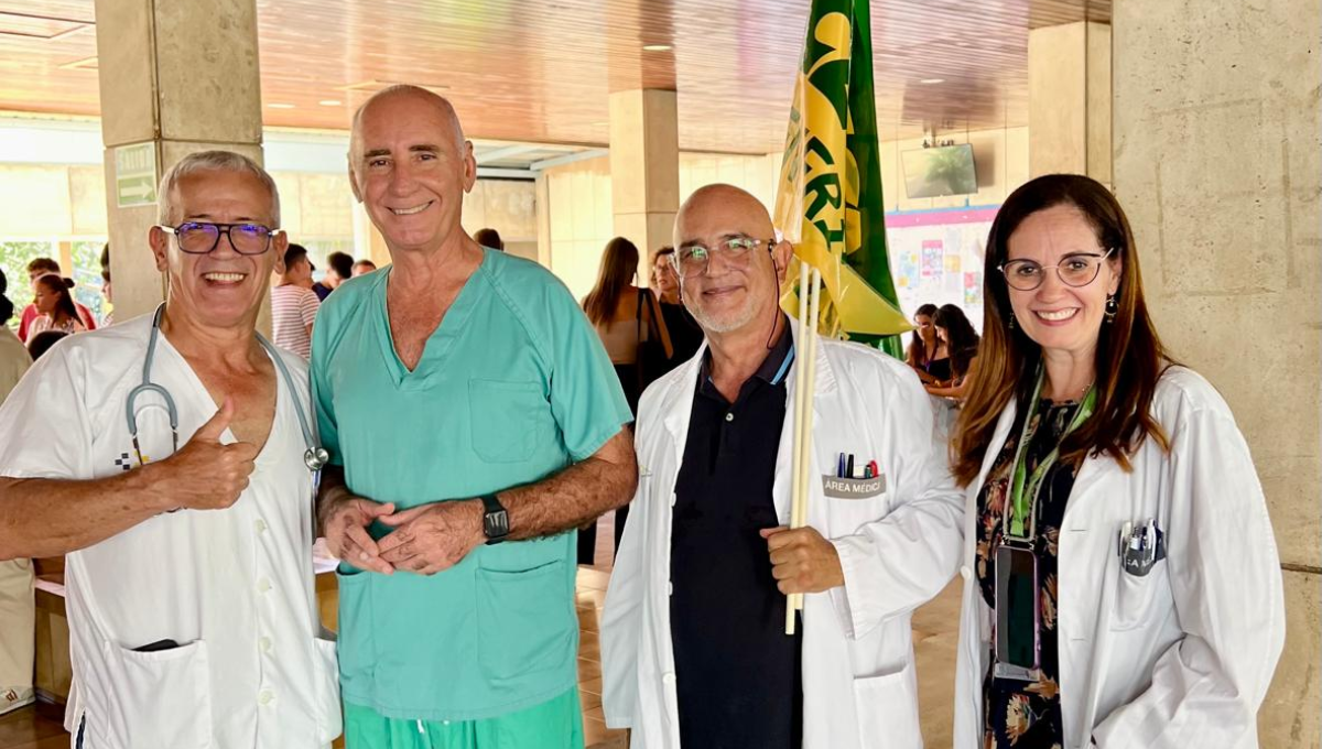 El secretario general del sindicato canario, Dr. Levy Cabrera (con bandera), junto a sus compañeros en el paro docente celebrado este martes. (CESM-Canarias)