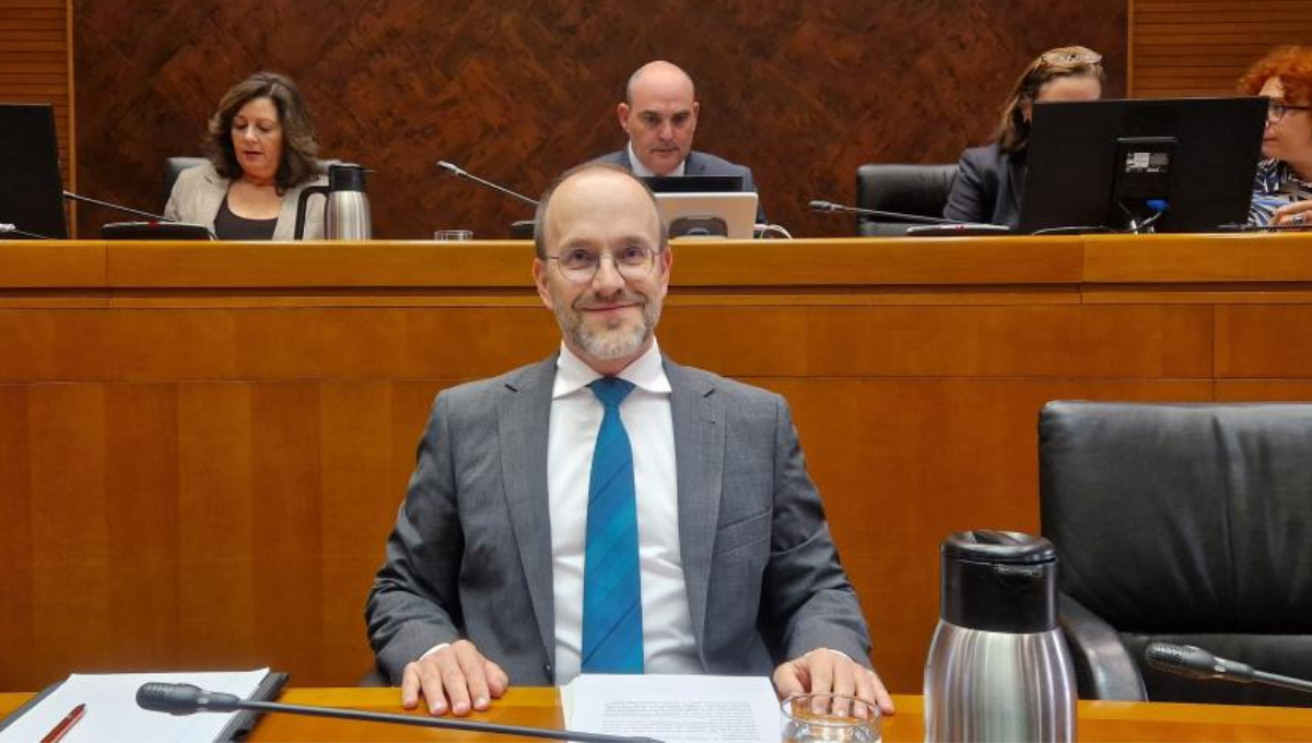 El director general de Salud Mental del Gobierno de Aragón, Manuel Corbera, durante la comisión autonómica del ramo. (Gob. Aragón)