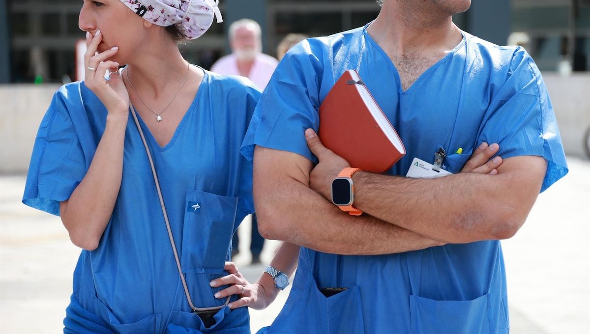 Enfermeros en las protestas de Satse de un hospital andaluz. (Foto: Europa Press)