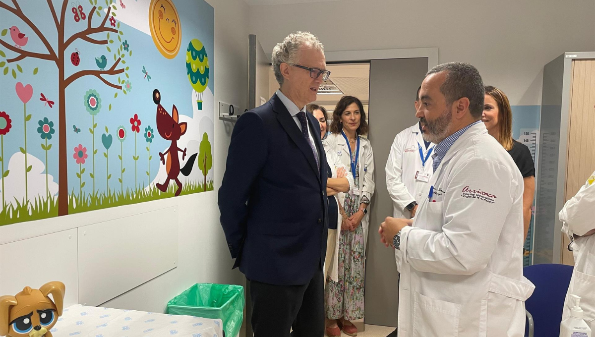 El consejero de Salud, Juan José Pedreño, visitó el servicio de Neurocirugía del hospital Virgen de la Arrixaca (Foto: Europa Press)