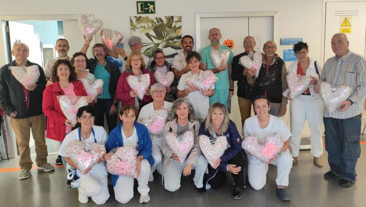 El Hospital Universitario de Fuenlabrada recibe 250 almohadas solidarias para pacientes oncológicas (Foto. Hospital Fuelabrada)