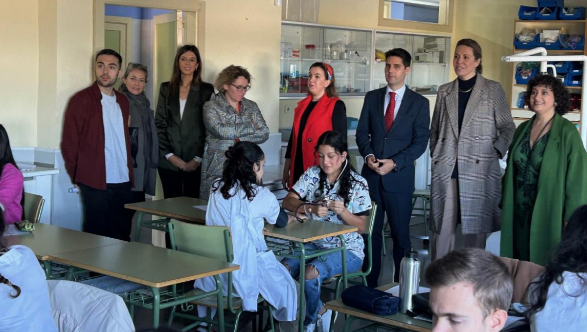 Emilio Viciana, consejero de Educación, Ciencia y Universidades, ha visitado el instituto público San Juan de la Cruz de Pozuelo de Alarcón (Foto: Comunidad de Madrid)