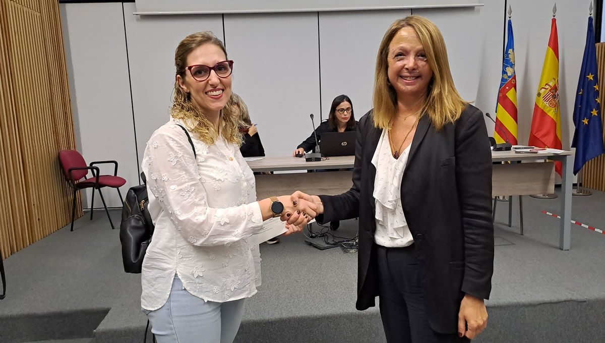 Amparo Pinazo, directora general de Personal, felicita a una de las adjudicatarias (FOTO: Generalitat Valenciana)