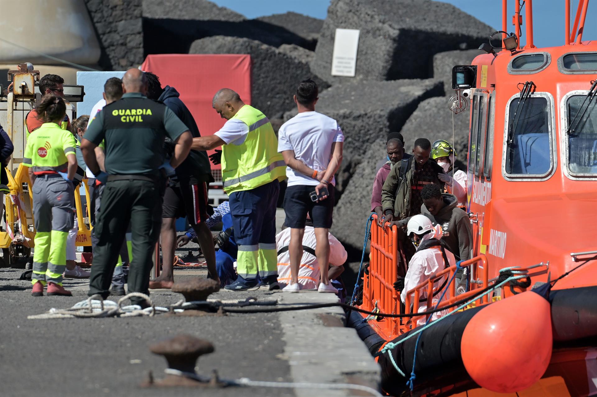 Los Servicios de Emergencias reciben a varios migrantes en el puerto de La Restinga, a 30 de septiembre de 2024, en El Hierro. (EP)