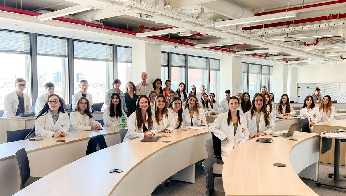 Estudiantes de la UAX que se están formando en la FJD (Foto: