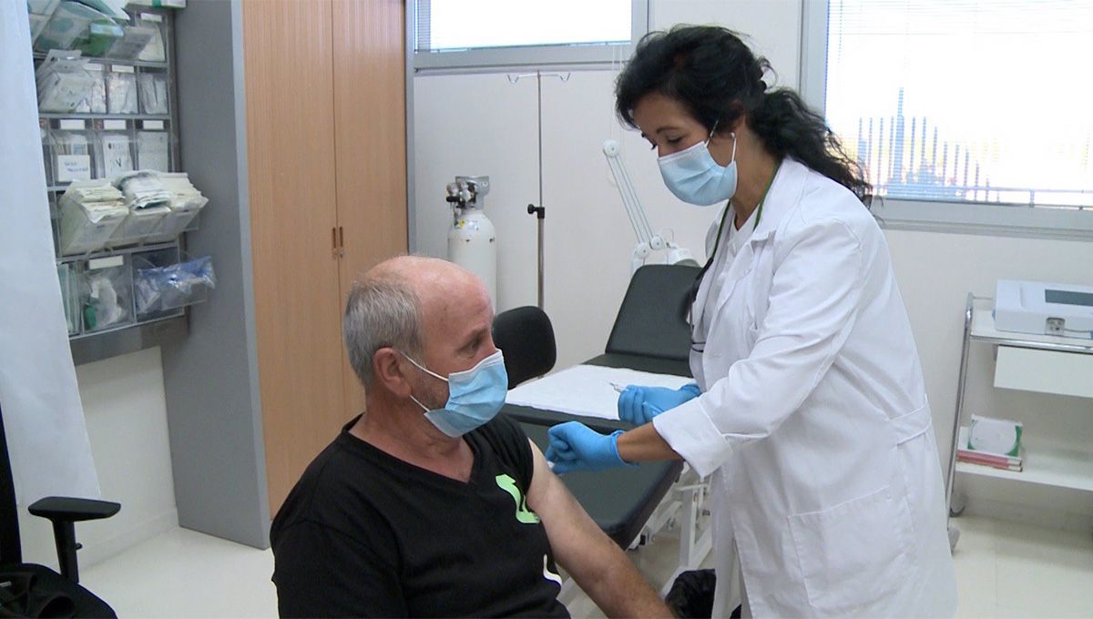 Un hombre recibe la vacuna de la gripe (Foto. Europa Press)