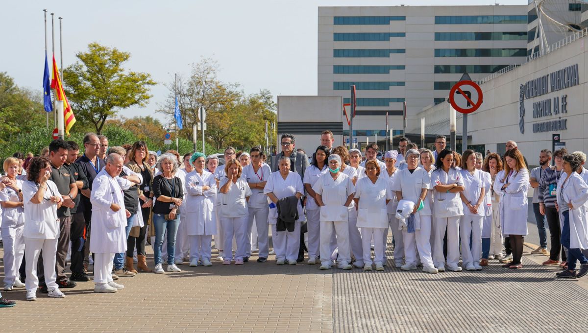 Trabajadores del Hospital La Fe de Valencia guardan un minuto de silencio en memoria de Nuria Martínez (FOTO: Hospital La Fe)