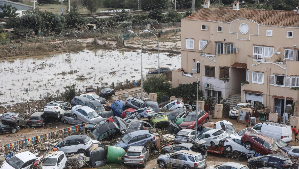 Decenas de vehículos acumulados tras el paso de la DANA en el barrio de la Torre tras el paso de la DANA (Foto: Europa Press)