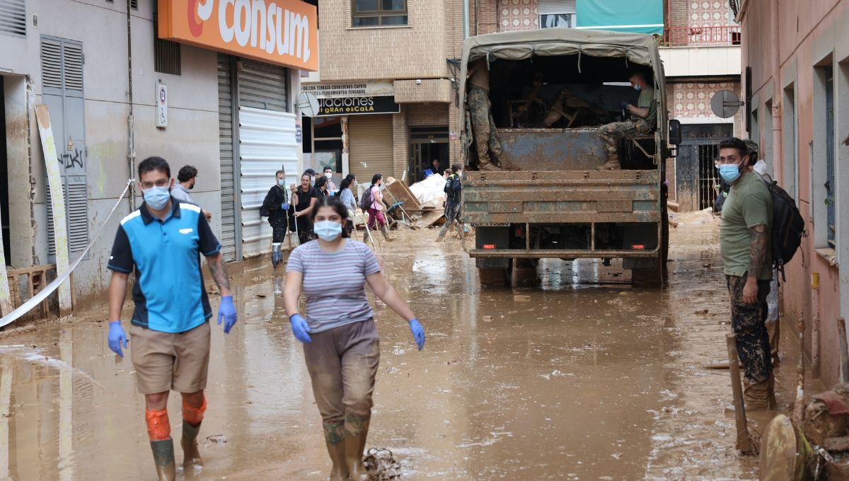 Voluntarios limpiando las calles tras la DANA (Foto. Pool Defensa)