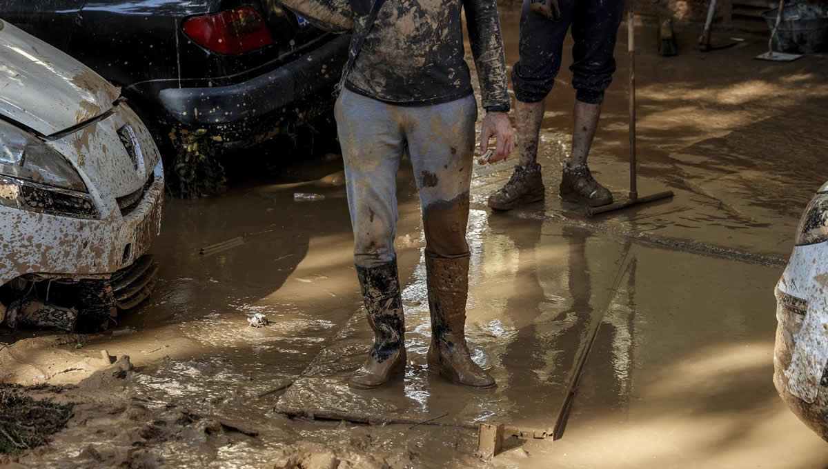 Voluntarios en la DANA llenos de barro. (Foto: Rober Solsona - Europa Press)