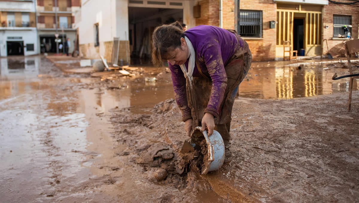 Persona en riesgo de contraer enfermedades por la DANA. (Foto: Víctor Fernández - Europa Press)