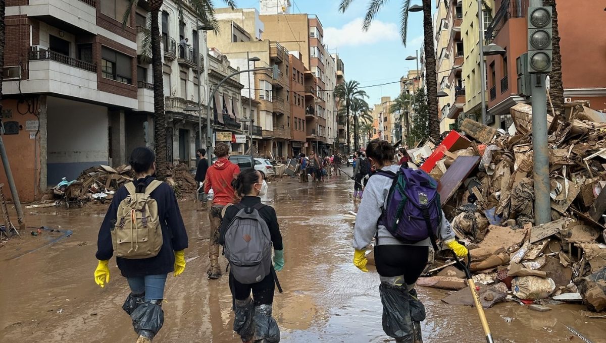 Voluntarios ayudando a los afectados de la DANA (Foto. Marta Aguado / ConSalud.es)