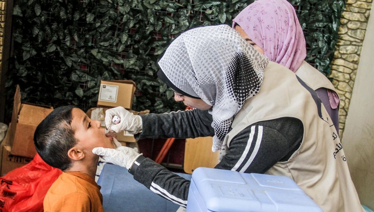 Un niño gazatí recibe la vacuna contra la poliomelitis en el marco de la campaña de la ONU (Foto. Europapress)