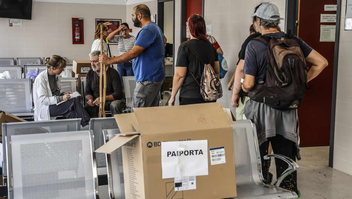 Personas sin acceso a las farmacias de Valencia limpiando un centro de salud. (Foto: Rober Solana - Europa Press)