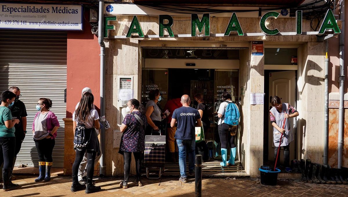 Farmacia en Sedaví reabierta tras la DANA (Foto. Edu Manzana / Europa Press)