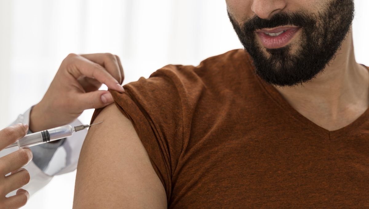 Hombre europeo que tiene sexo con hombres recibiendo la vacuna de la hepatitis A y B. (Foto: Freepik)