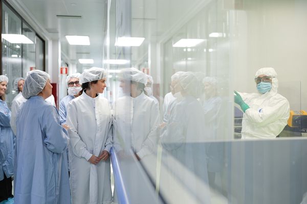 Isabel Díaz Ayuso, visita la planta biotecnológica de Merck en Tres Cantos (Foto: Comunidad de Madrid/Merck)