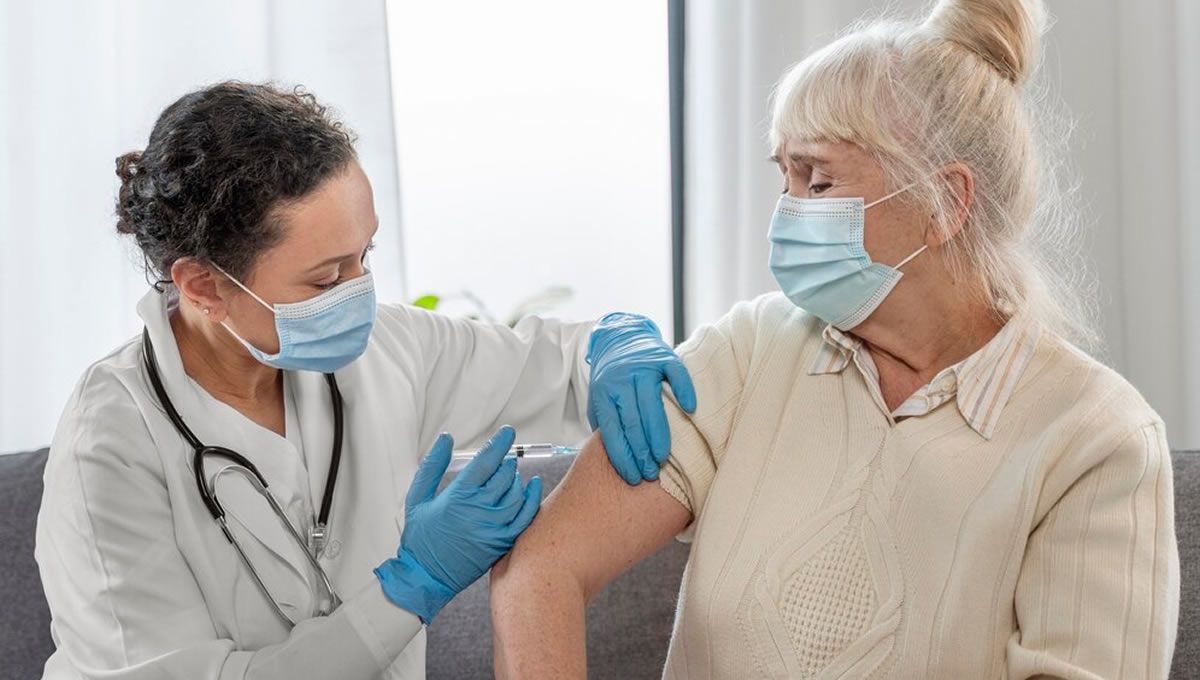 Enfermos crónicos y embarazadas podrán escoger cuando vacunarse de gripe y Covid con una autocita (Foto. Freepik)