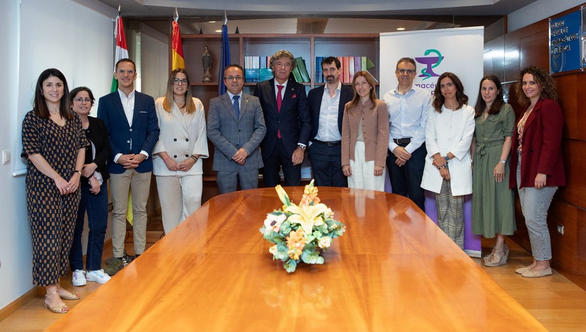 Miguel Ángel García, presidente del Colegio Oficial de Farmacéuticos de La Rioja, junto al resto de la junta directiva (Foto. CGCOF)