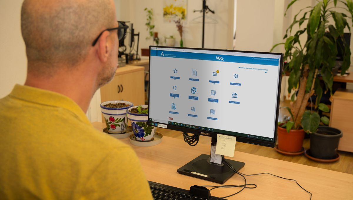 Sanitario consultando la VEC del SAS (Foto. Juta de Andalucía)