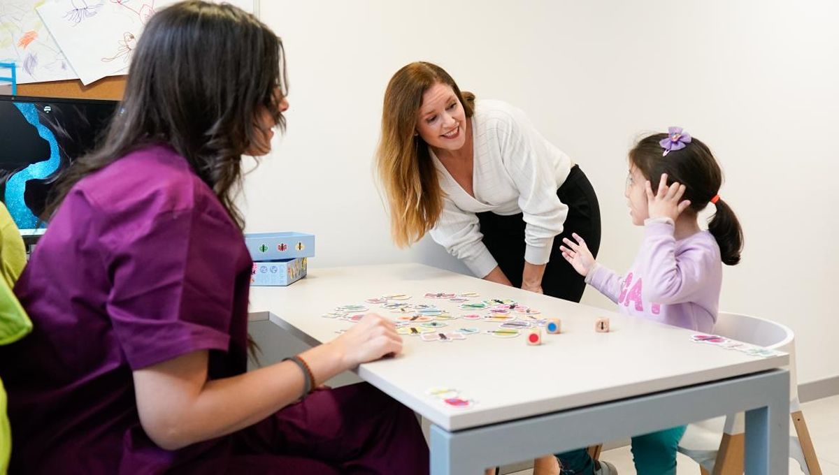 Niña en Atención Temprana con profesionales sanitarios (Foto. Comunidad de Madrid)